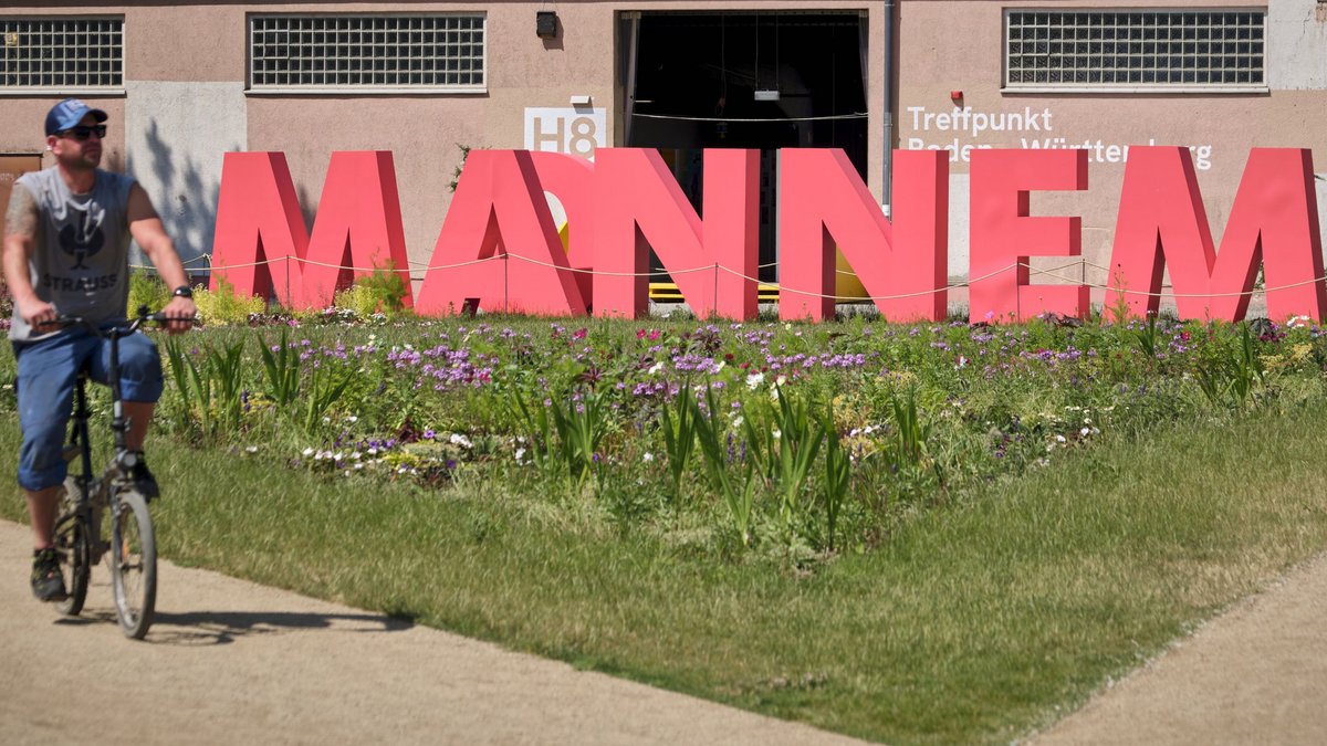 Das rote "Mannem" oder "Monnem" auf dem Mannheimer Spinelligelände schmückt den Eingang der Bundesgartenschau. Fotos: Joachim E. Röttgers