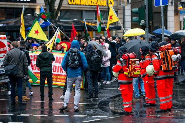 Für einen besseren Überblick halten sich die Sanis meist am Rand der Versammlung auf.