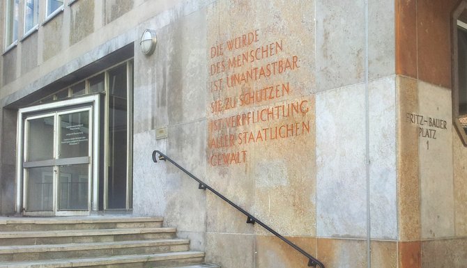 Veranlasst von Fritz Bauer, ziert Artikel 1, Satz 1 des Grundgesetzes das ehemalige Gebäude der Generalstaatsanwaltschaft Braunschweig. Foto: Okerbaer, CC BY-SA 4.0