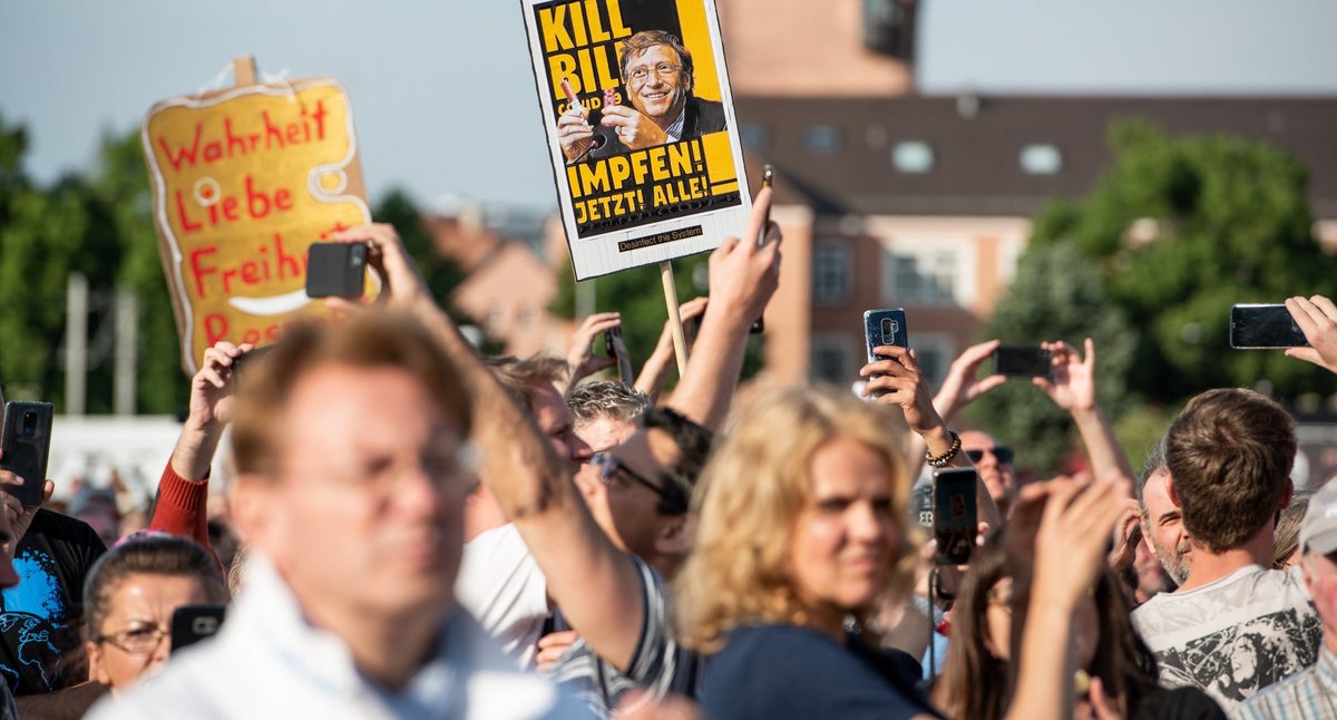 Selfiefreund trifft Impffeind – Stuttgarter "Querdenken"-Demo am 9. Mai. Foto: Jens Volle