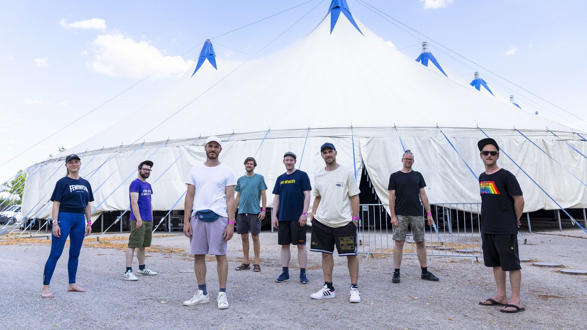 Die Band vor ihrem Auftritt im Palastzelt: Gesa, Chriggi, Carlito, idoT, Silence, Mal Élevé, Stix, Siggi (von links).