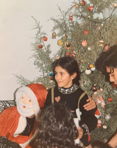Auch im atheistischen Elternhaus wurde Weihnachten gefeiert: Larissa Abdelhadi als Neunjährige 1993. Foto: privat Auch im atheistischen Elternhaus wurde Weihnachten gefeiert: Larissa Abdelhadi als Neunjährige 1993. Foto: privat