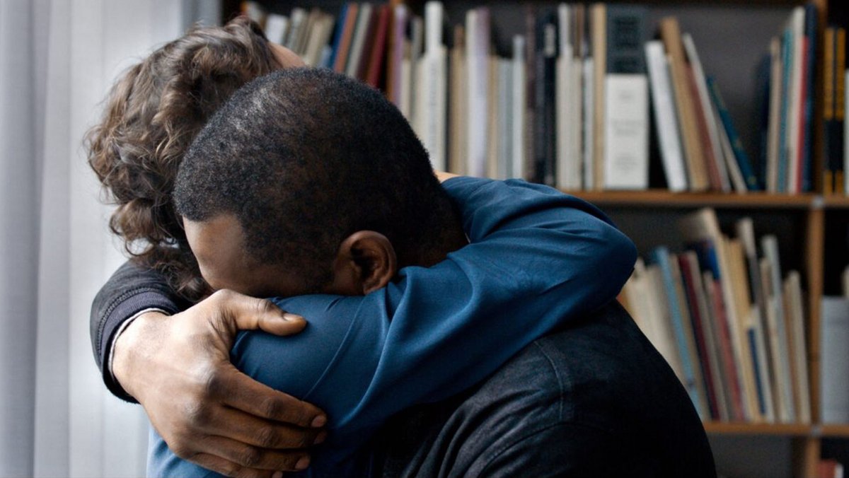 Machen kein großes Drama draus: Monika (Ursula Strauss) und Joseph (Passi Balende). Filmstills: Port au Prince Pictures Machen kein großes Drama draus: Monika (Ursula Strauss) und Joseph (Passi Balende). Filmstills: Port au Prince Pictures