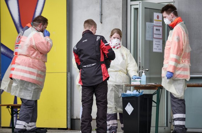 Beklemmende Lage: Zugang zur Zentralen Corona-Ambulanz des Stuttgarter Klinikums. 
