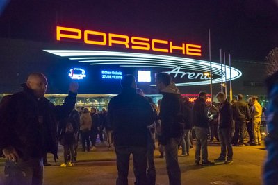 Keine Nazisymbole zu sehen: Fans stehen vor der Halle. Foto: Joachim E. Röttgers
