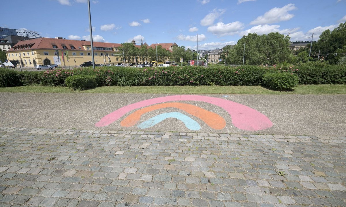 Für den Regenbogen der Vielfalt (gemalt von OB Nopper?) ...