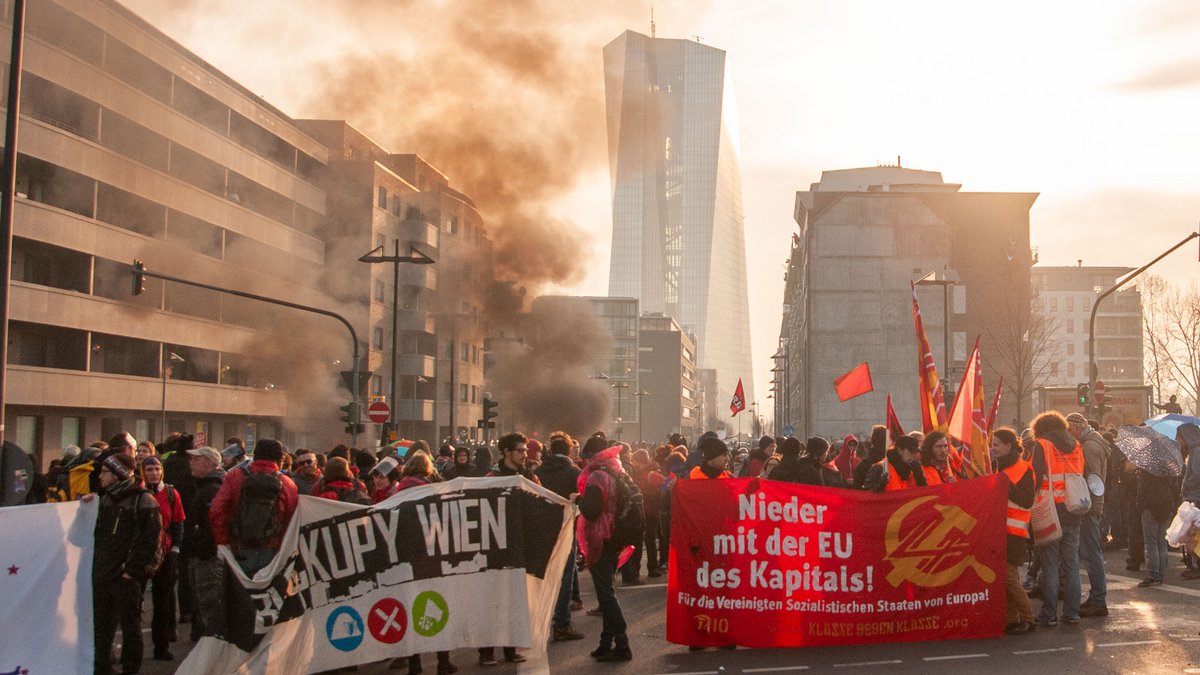 "Blockupy"-Protest bei der Eröffnung der EZB-Zentrale in Frankfurt/Main 2015. Foto: Jens Volle