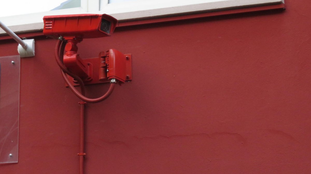 Sehen und nicht gesehen werden: Überwachungskamera in Tarnfarbe Feuerwehrrot. Fotos: Fabian Kienert