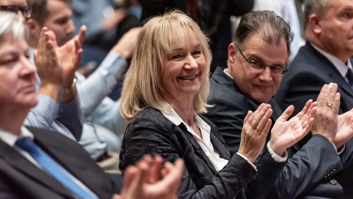 Applaus von Christina Baum: Die AfD-Abgeordnete findet den "König von Deutschland" und zwei rechtsextreme Inhaftierte gut. Foto: Jens Volle