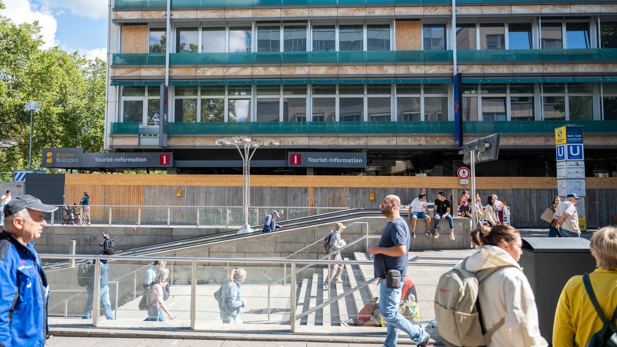 Konsequenterweise schottet sich die Tourist-Info durch meterhohe Zäune ab? Nein, sie ist vorher auf den Marktplatz umgezogen.