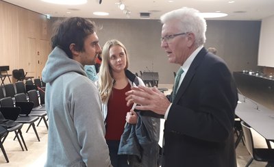 Nicht immer einig: Die Konstanzer FfF-AktivistInnen Noemi Mundhaas und Manuel Oestringer und Ministerpräsident Winfried Kretschmann. Foto: Kontext