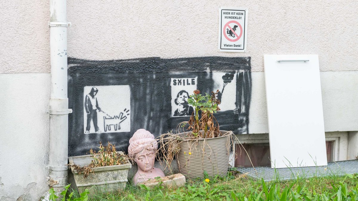 Blumentöpfe, Graffiti und eine ernst gemeinte Mahnung.