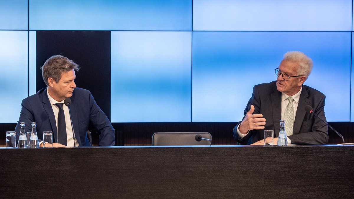 Grüner Abstand: Vizekanzler Robert Habeck und Ministerpräsident Winfried Kretschmann im November 2022. Fotos: Jens Volle