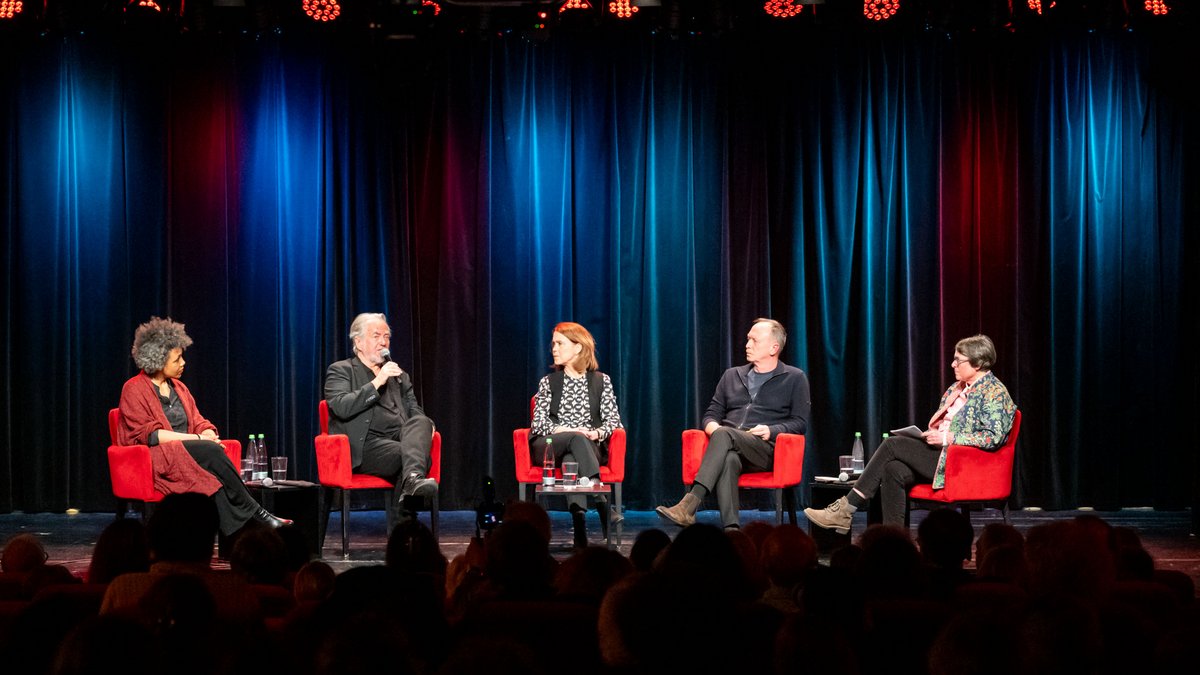Im Renitenztheater auf dem Podium: Fola Dada, Andreas Kämpf, Petra Olschowski, Hasko Weber und Moderatorin Julia Schröder (v.l.).