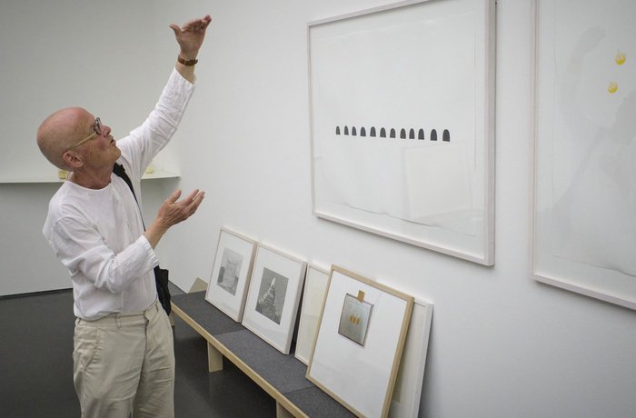 Wolfgang Laib bei der Hängung.