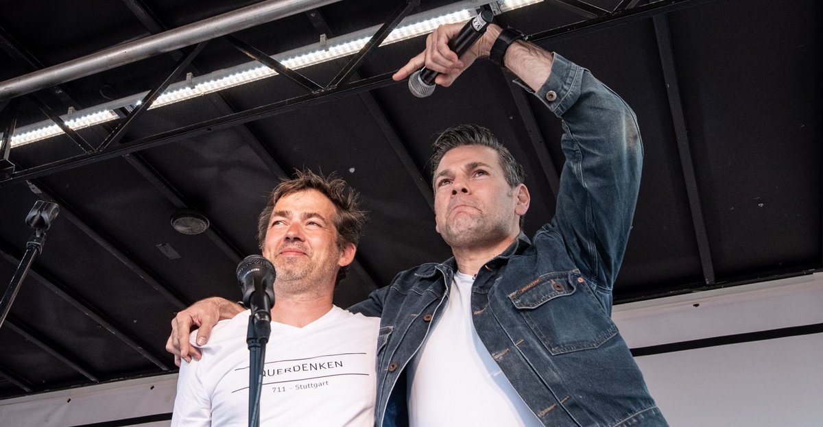 Zwei Minuten Bühnenpräsenz: Ken Jebsen (rechts), hier mit Organisator Michael Ballweg. Zwei Minuten Bühnenpräsenz: Ken Jebsen (rechts), hier mit Organisator Michael Ballweg.