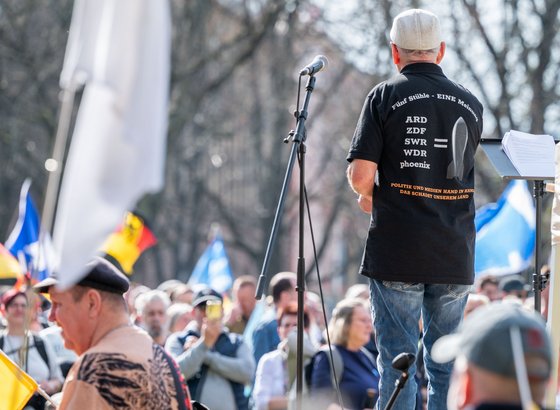 Redner Ralf lässt mit seinem T-Shirt durchblicken, was er von öffentlich-rechtlichen Medien hält.