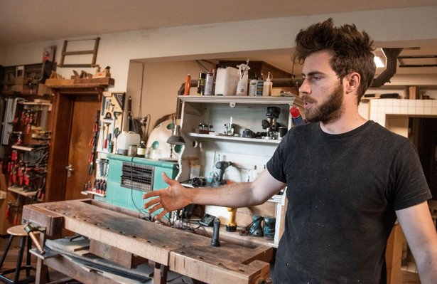 Tobias Schlüter lädt in die offene Werkstatt ein.