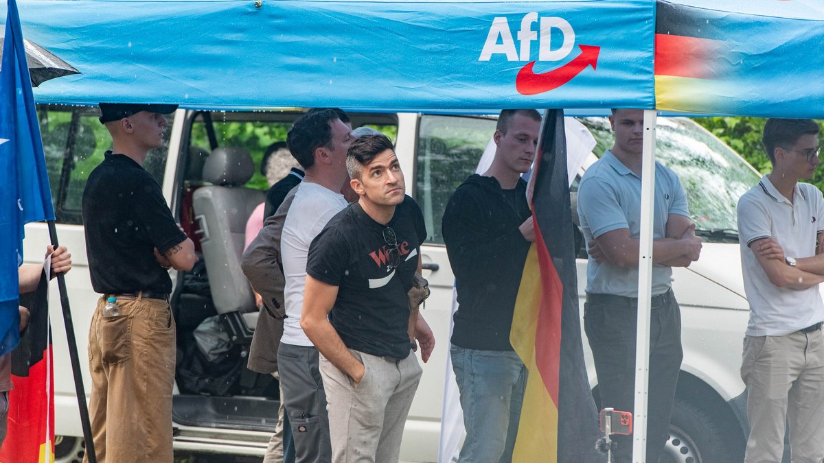 Ein kräftiger Regenguss begrüßt Martin Sellner (vorne) bei der JA-Kundgebung. Mehr Fotos davon und vom Festival mit Klick auf den Pfeil.