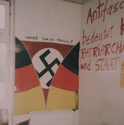 Den Unmut der Besetzer*innen gegenüber Unipräsident Theis konnte man auch an den Wänden des Javadi-Hauses erkennen. "Immer diese Adolfs!", schrieben sie. Foto: Universitätsarchiv Tübingen 204/217