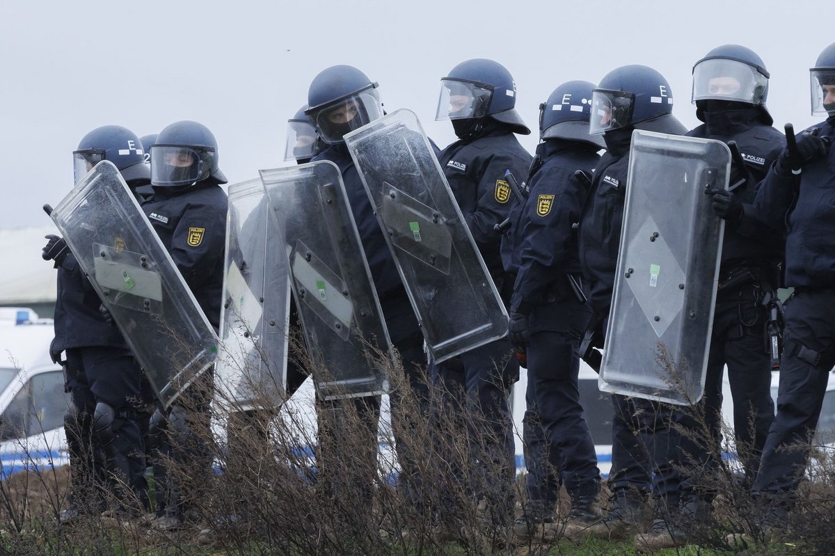 Auch Polizei aus Baden-Württemberg ist da. 