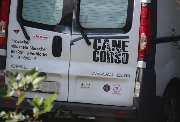 Logo der Wölfe (oben links und unten rechts) plus Coronaleugnerspruch auf dem Auto eines Partybesuchers.