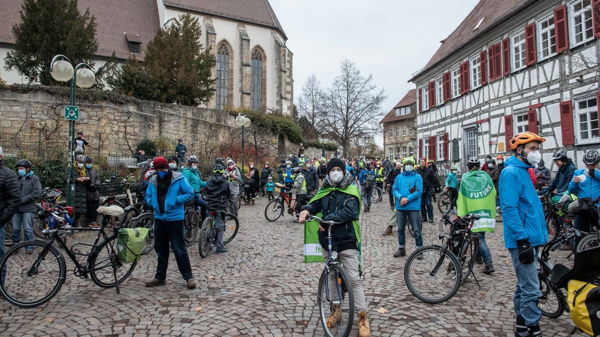 Stopp für eine Zwischenkundgebung vor dem Rathaus Echterdingen.