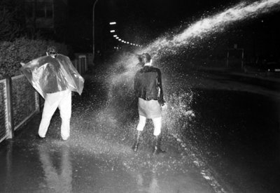 Wasserwerferstrahl, "Mädle" und ganz offenbar nicht Wolfgang Drexler. Foto: Fritz Fischer/dpa
