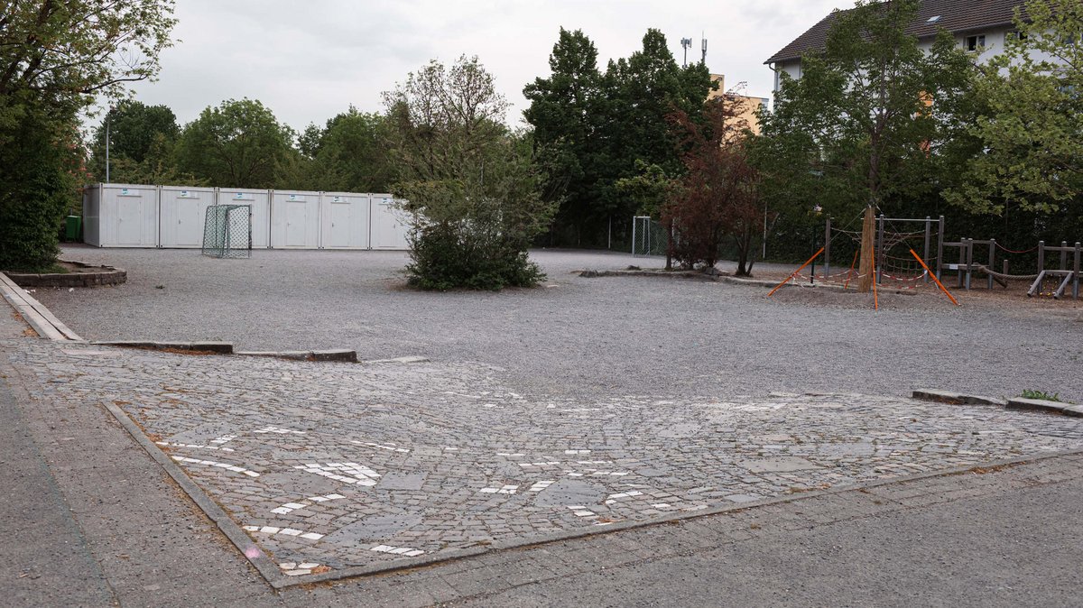 Blick über den Schulhof, hinten die Container für den Ganztagsbereich. Foto: Sophie Tichonenko
