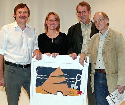 Posen zum 60sten ihrer Zeitung: die Wissenschaftsredakteure Klaus Zintz, Tanja Volz, Wolfgang Borgmann (2. v. r.) und Rainer Klüting 2005. Foto: StZ
