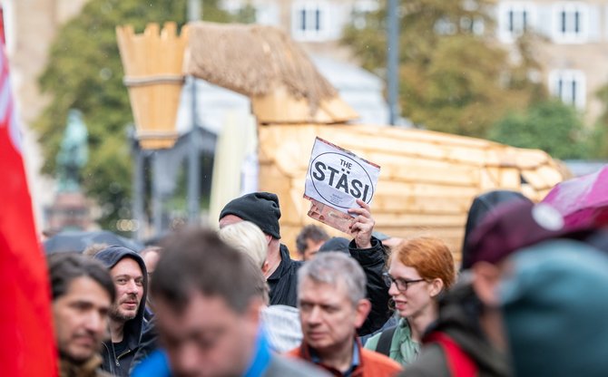 Vorsicht, Palantir-Software in The Länd: Demo mit trojanischem Pferd auf dem Schlossplatz in Stuttgart. Foto: Jens Volle