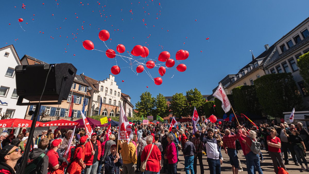 Dort feierten bei bestem Wetter rund 800 Menschen den Tag der Arbeit – nur die AfD trübte etwas die Stimmung.