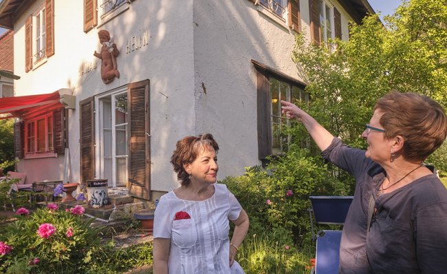 Schneiderman in ihrem Garten, zusammen mit Kontext-Autorin Verena Großkreutz.