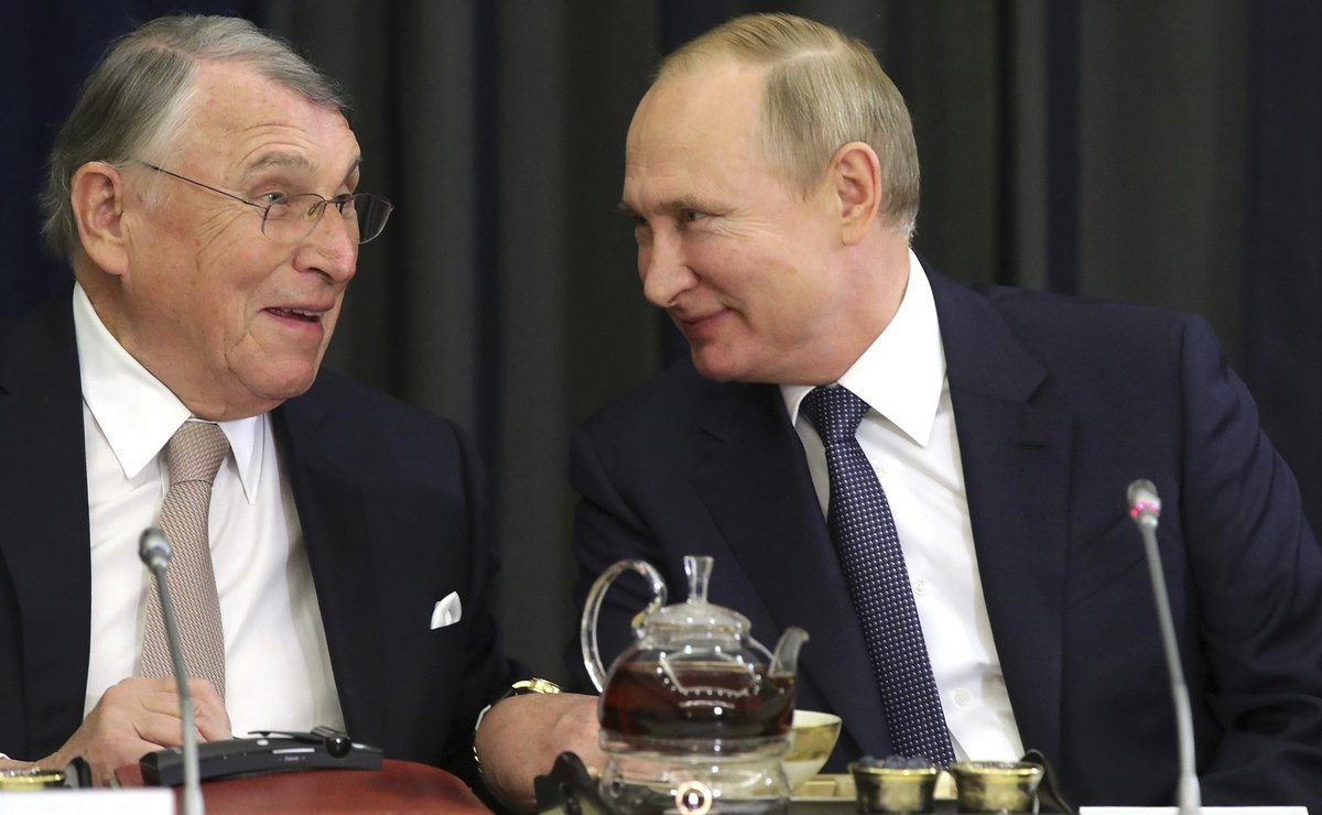 Klaus Mangold (links, mit Wladimir Putin) hat mit Russland lukrative Geschäfte gemacht. Foto: picture alliance / Mikhael Klimentyev, Kremlin Pool