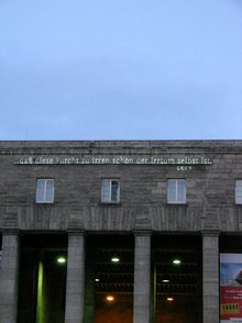 Joseph Kosuth: Beschriebene Maßnahme (eine Widmung), 1994