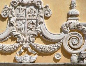 Barocker Stuck an der Dominikanerkirche, die schon um 1300 entstand.