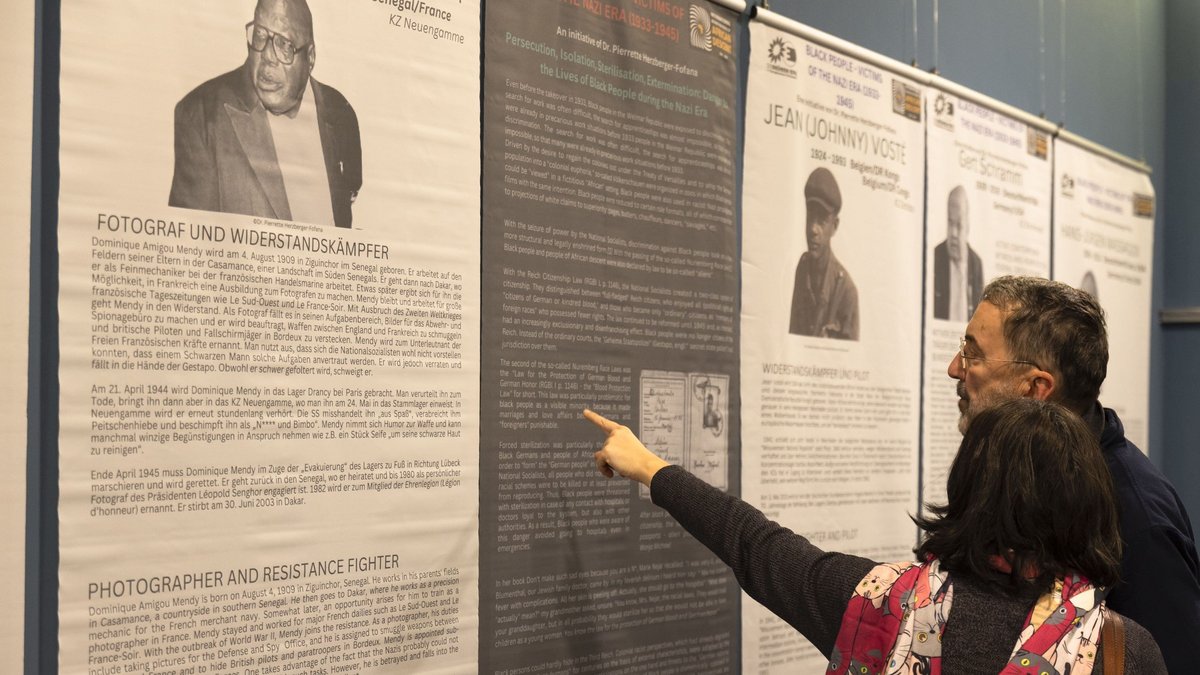 Infotafel zu Dominique Mendy aus dem Senegal, der im französischen Widerstand in die Hände der Gestapo fiel.