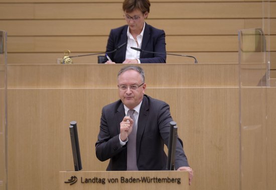 Andreas Stoch am Rednerpult ...