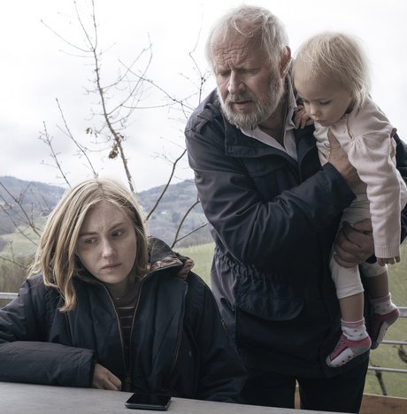 Eva (Elisa Schlott) lässt sich Jans Hilferuf an seinen Vater Klemens (Axel Milberg) vorspielen. Foto: SWR/Diwafilm