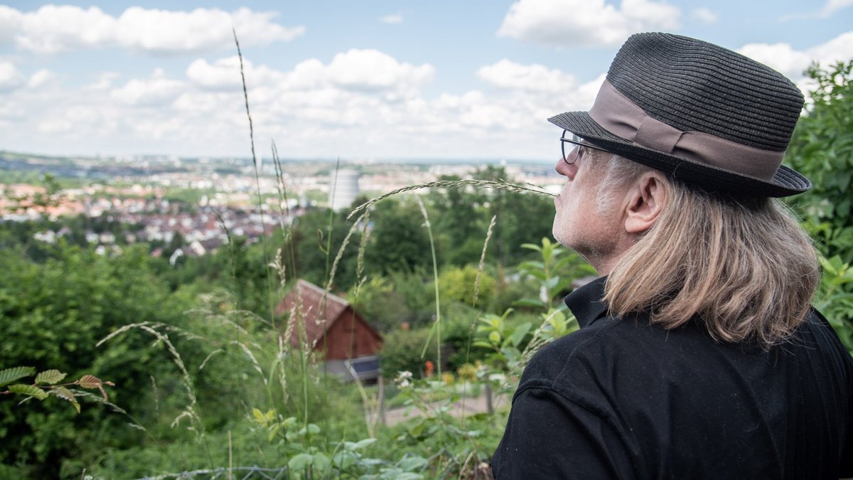 "Zermalm auf der Alm einen Halm!" Wolfgang Ambros' Rat befolgt Joe Bauer in der Stuttgarter Kleingartenanlage Raichberg. Foto: Jens Volle