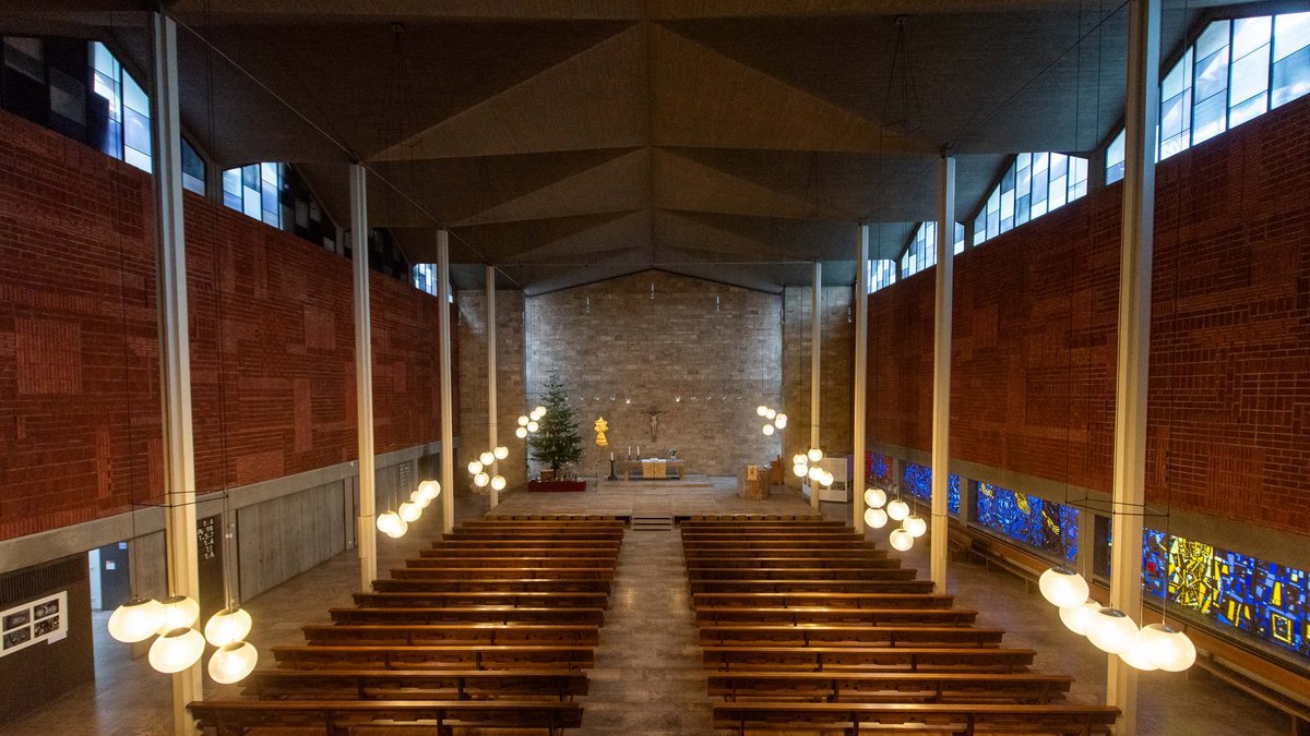 Der Kirchenraum ist der größte Saal im Stadtbezirk. Derzeit läuft dort eine Foto-Ausstellung.