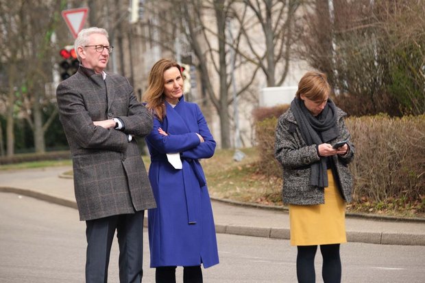 Auch die Chefetage – Joachim Dorfs, Daniella Fornell, Swantje Dake (v. l.) – ist bei der Demo. Unklar bleibt, warum? Foto: Joachim E. Röttgers Auch die Chefetage – Joachim Dorfs, Daniella Fornell, Swantje Dake (v. l.) – ist bei der Demo. Unklar bleibt, warum? Foto: Joachim E. Röttgers