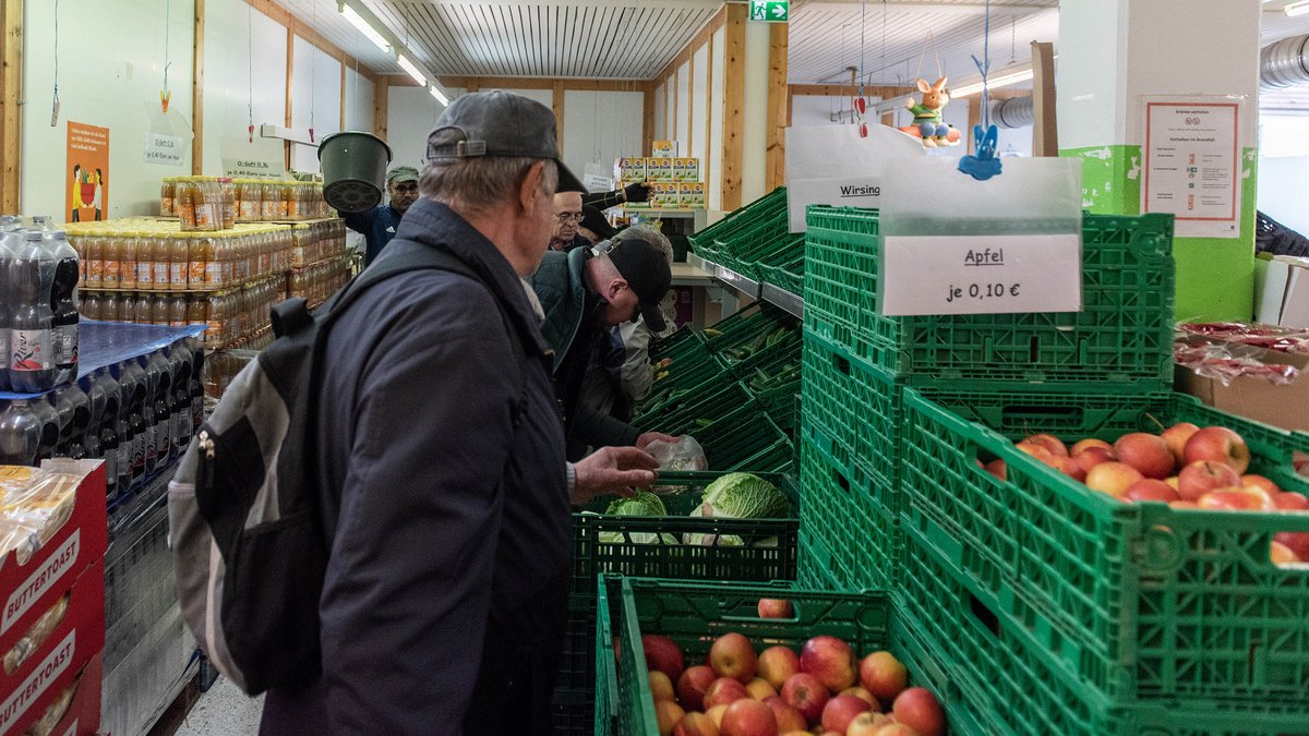 Friedrich Merz meint, es herrsche "das Gefühl, dass es in diesem Land nicht mehr gerecht zugeht". Einkaufende im Tafelladen. Foto: Jens Volle