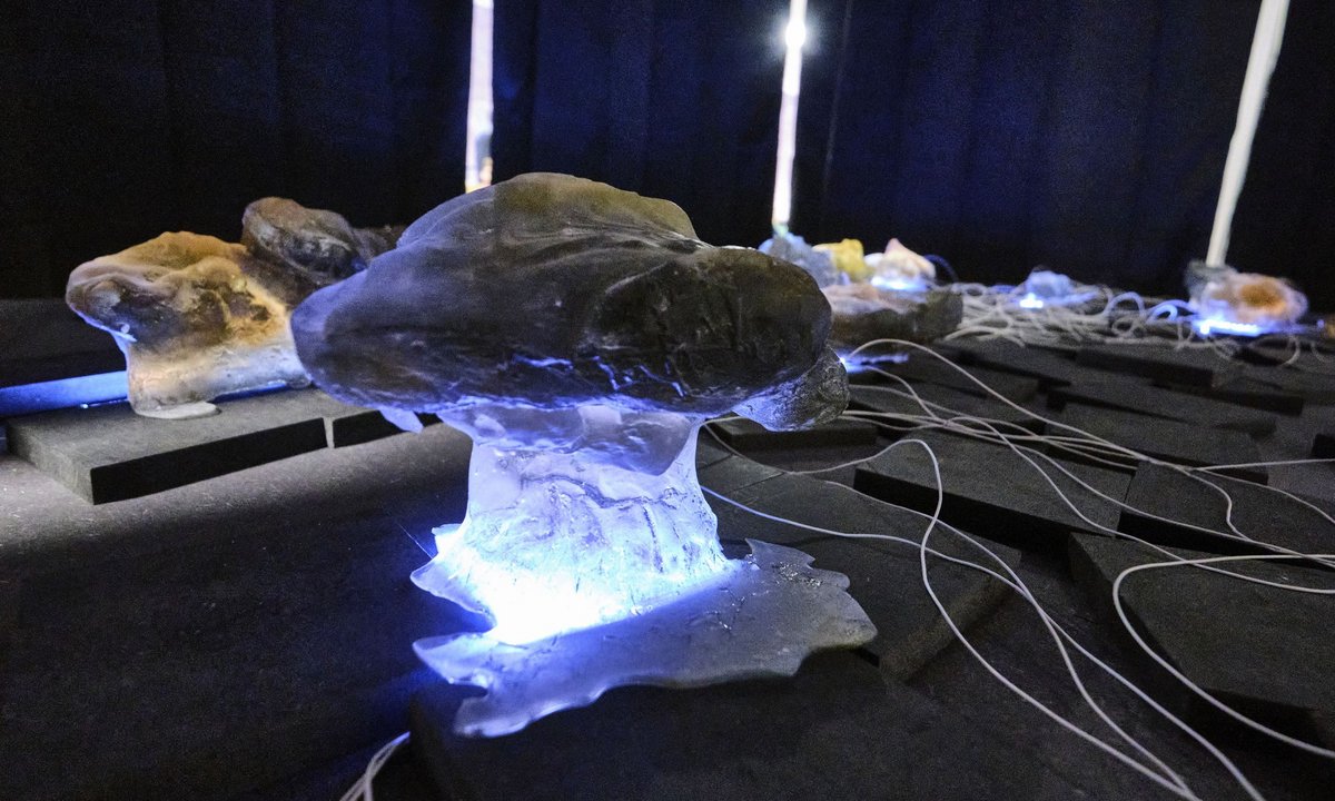 Glasobjekte strahlen wechselnd buntes Licht aus ... Glasobjekte strahlen wechselnd buntes Licht aus ...