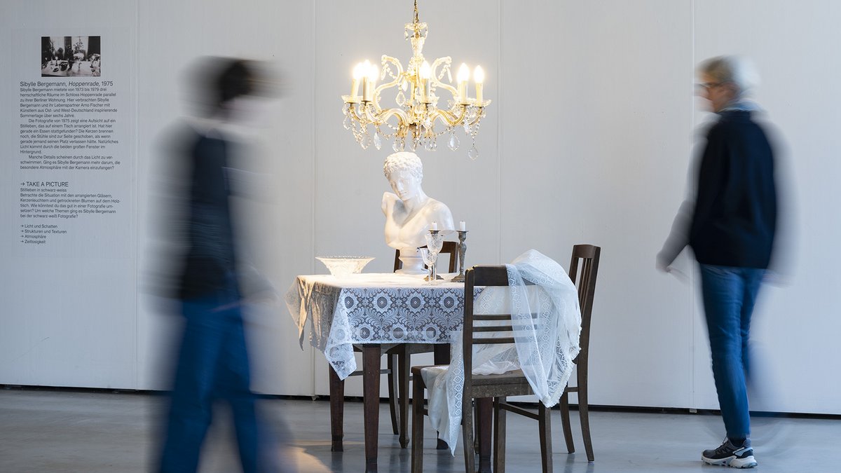 Im Vermittlungsbereich dürfen die Ausstellungsbesucher:innen selbst zur Kamera greifen. Foto: Frank Kleinbach