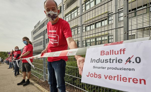 Mit einer Menschenkette rund um Balluffs Stammsitz in Neuhausen kämpfen die Beschäftigten um ihre Jobs.
