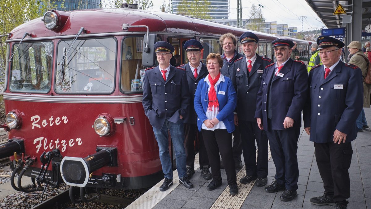 Die Crew vom Kornwestheimer Förderverein Schienenbus pendelt den ganzen Ostermontag lang zwischen Stuttgart-Vaihingen und Hauptbahnhof ...