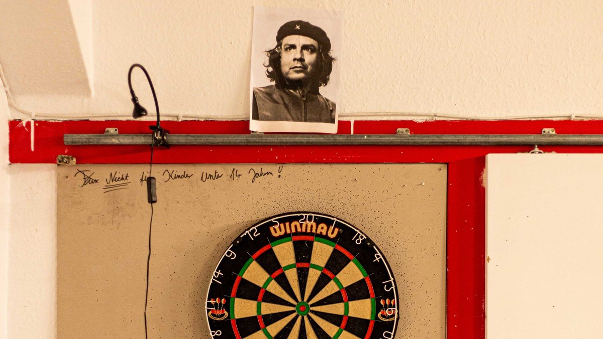 Über der Dartscheibe prangt ein Bild von Che Guevara – eins von Gasparitsch folgt am Ende der Klickstrecke. Über der Dartscheibe prangt ein Bild von Che Guevara – eins von Gasparitsch folgt am Ende der Klickstrecke.