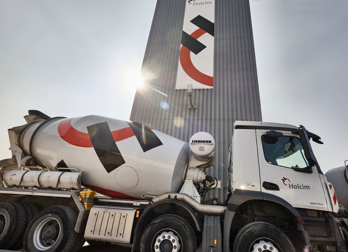 Das Tübinger Regierungspräsidium gestand dem Holcim-Werk "ausnahmsweise" mehr Schadstoff-Ausstoß zu. Foto: Joachim E. Röttgers Das Tübinger Regierungspräsidium gestand dem Holcim-Werk "ausnahmsweise" mehr Schadstoff-Ausstoß zu. Foto: Joachim E. Röttgers