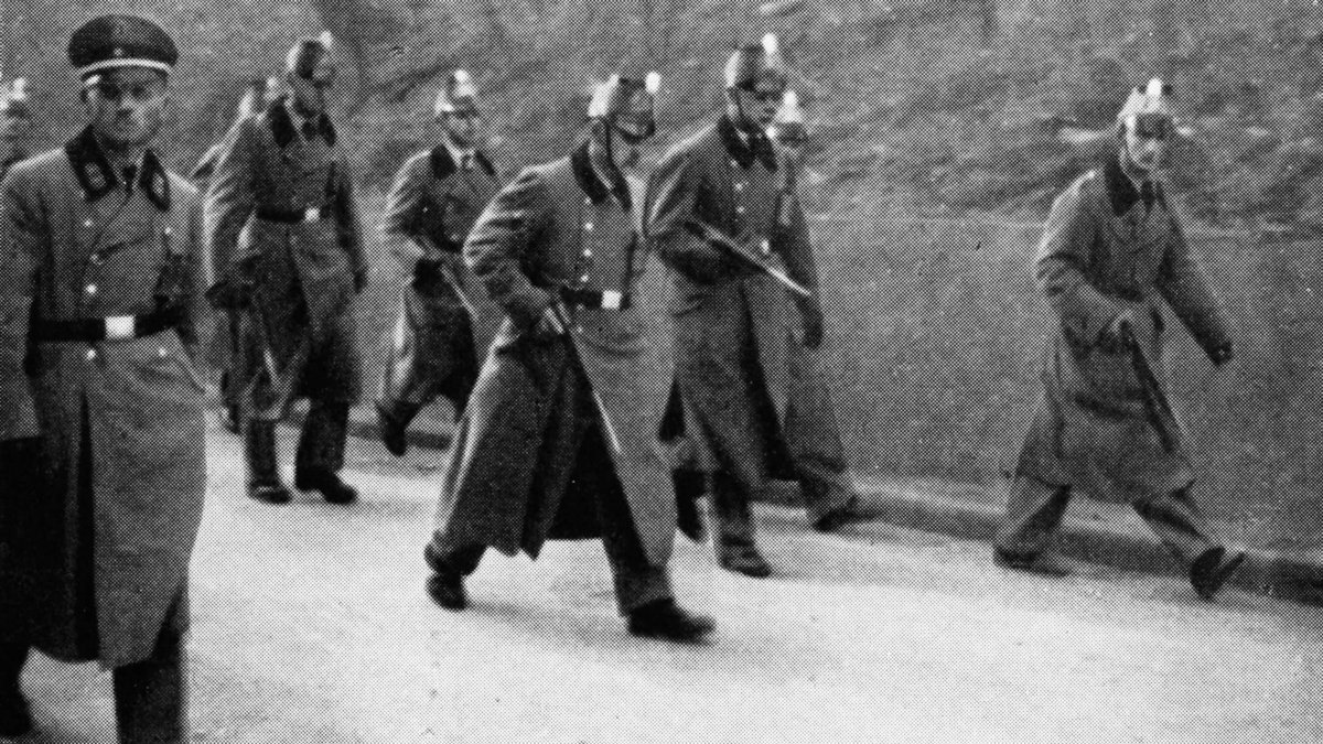 Stuttgarter Polizei am 29. März 1946 bei der Razzia im DP-Camp in der Reinsburgstraße, Foto: Schmetterling Verlag/YIVO Institute for Jewish Research, New York